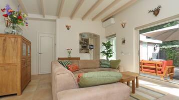 Smart-TV, Tischtennisplatte, Stereoanlage