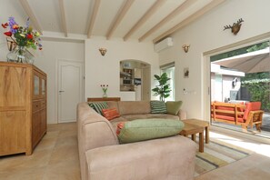 TV connectée, table de tennis de table, chaßne hi-fi