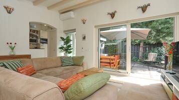 Smart-TV, Tischtennisplatte, Stereoanlage