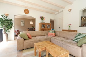 TV connectée, table de tennis de table, chaßne hi-fi