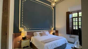 Habitación Deluxe | Ropa de cama de alta calidad, edredón y decoración personalizada