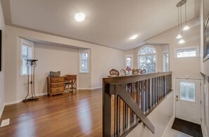 Interior - Big family home w/ Deck, Ping Pong, BBQ & Garage (Edmonton)