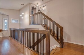 Interior - Big family home w/ Deck, Ping Pong, BBQ & Garage (Edmonton)