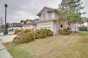 Exterior - Big family home w/ Deck, Ping Pong, BBQ & Garage (Edmonton)