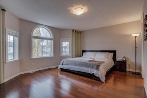 6 bedrooms, desk, iron/ironing board, free WiFi - Big family home w/ Deck, Ping Pong, BBQ & Garage (Edmonton)