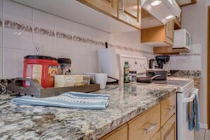 Fridge, microwave, oven, stovetop - Big family home w/ Deck, Ping Pong, BBQ & Garage (Edmonton)