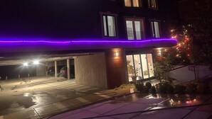A hotel with a sign reading "HOTEL LAKEVIEW BOUTIQUE" and purple LED lights along the roofline. - Lakeview Hotel (Kirkland)