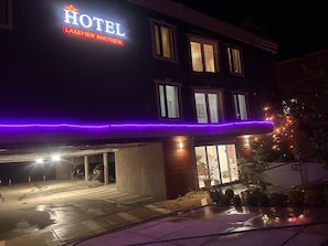 Vista frontal de la propiedad