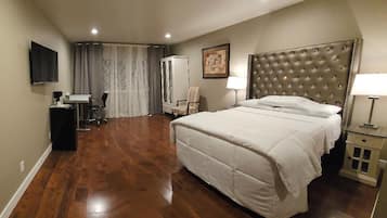 Comfort Single Room, 1 Queen Bed | Premium bedding, pillowtop beds, individually decorated