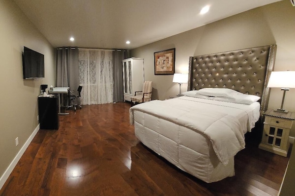 Comfort Single Room, 1 Queen Bed | Premium bedding, pillowtop beds, individually decorated