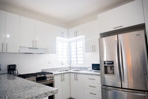 Refrigerador, microondas, parrilla de estufa y cafetera y tetera