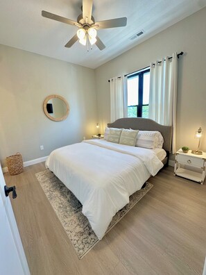 3 bedrooms, iron/ironing board, free WiFi, bed sheets - Topsider Penthouse 502 + 3 King Suite + 48x14 Slip at 19MM
 (Osage Beach)
