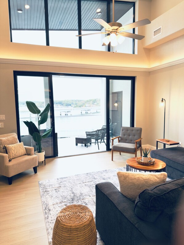 Smart TV, fireplace