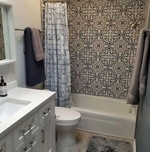 Dusche, Haartrockner, Handtücher, Toilettenpapier