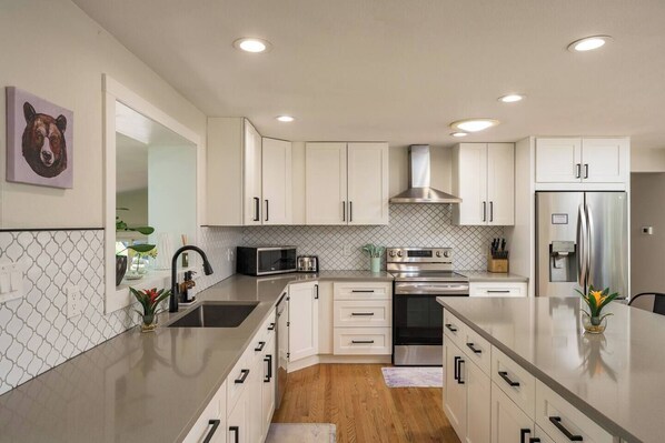 Refrigerador, microondas, horno y parrilla de estufa 