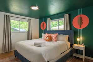 5 habitaciones, escritorio y tabla de planchar con plancha 