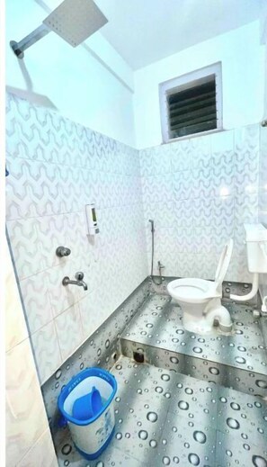 Een douche, handdoeken, toiletpapier