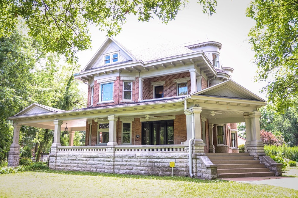 Charming Historic Victorian Home W/Fireplace