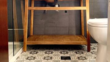 Combined shower/tub, towels, soap, shampoo