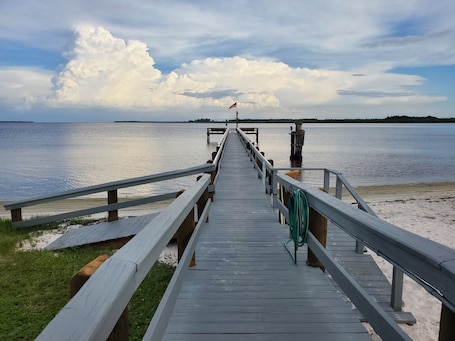On the beach, sun-loungers, beach towels. 2/2 Spacious Condo 15 min away from Gulf Coast Beaches