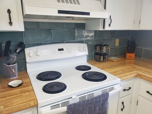 Køleskab, mikrobølgeovn, ovn, kogeplade