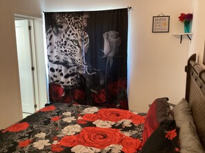 2 habitaciones, caja de seguridad en la habitación y escritorio
