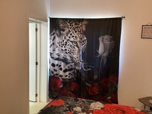 2 habitaciones, caja de seguridad en la habitación y escritorio 