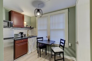 Réfrigérateur, micro-ondes, cafetière/bouilloire, grille-pain