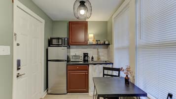 Jääkaappi, mikroaaltouuni, kahvin-/teenkeitin, leivänpaahdin