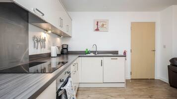 Business Apartment, Private Bathroom, City View | Private kitchen