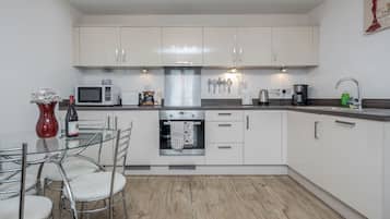 Business Apartment, Private Bathroom, City View | Private kitchen