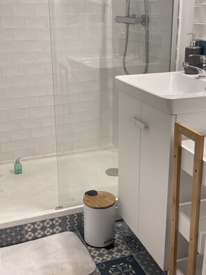 Een douche, een haardroger, handdoeken, toiletpapier