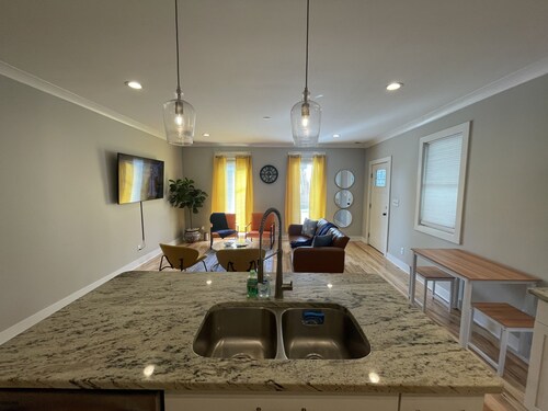 Bright, Cheery Home steps from Shops & Nightlife!