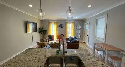 Bright, Cheery Home steps from Shops & Nightlife!