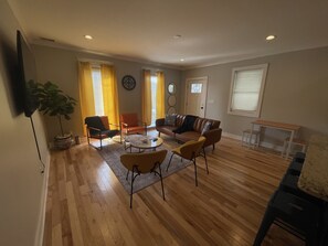 TV - Bright, Cheery Home steps from Shops & Nightlife! (Louisville)