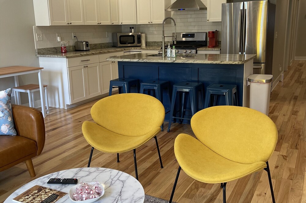 Bright, Cheery Home steps from Shops & Nightlife!
