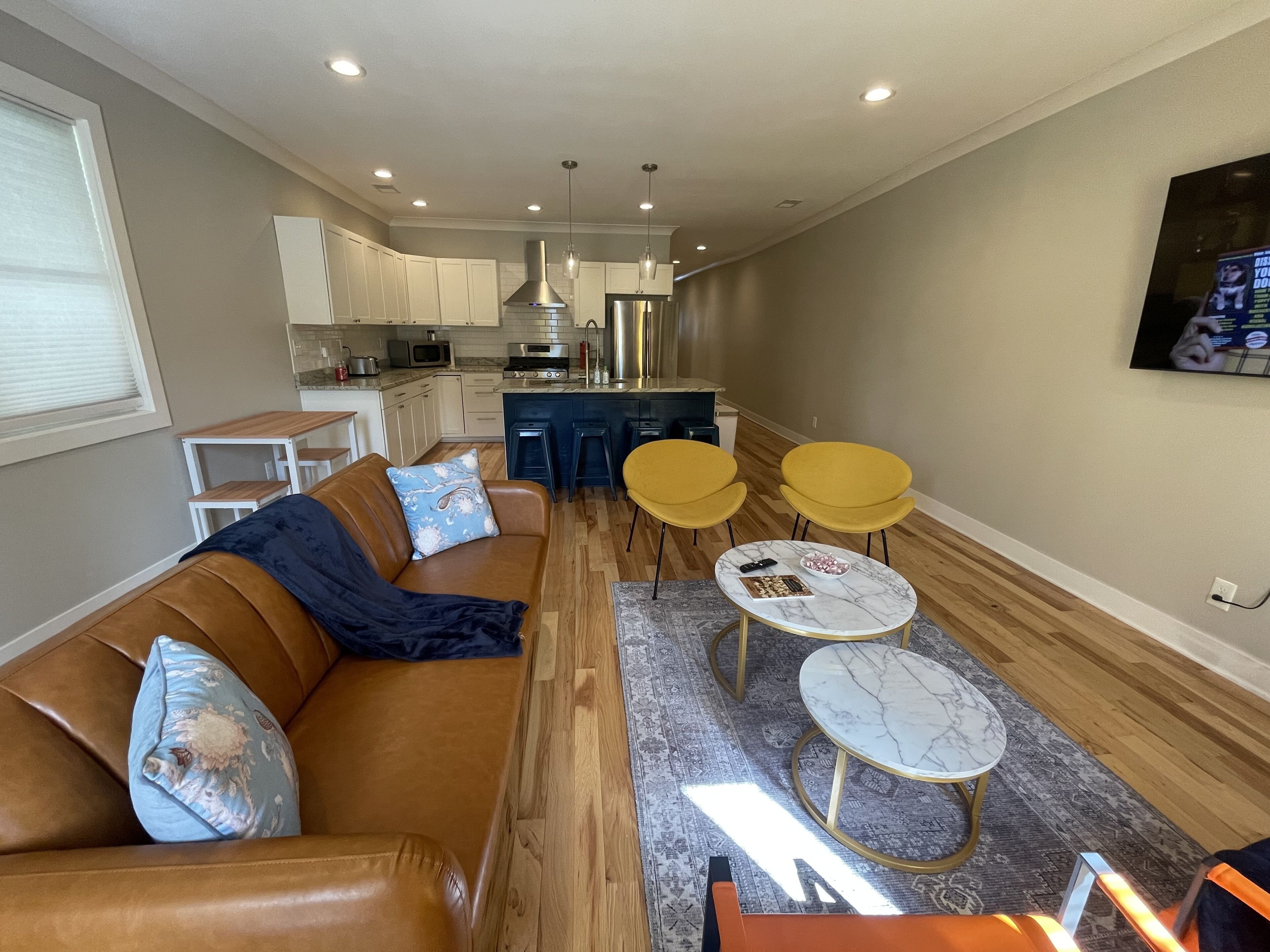 Bright, Cheery Home steps from Shops & Nightlife!