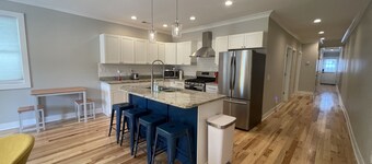 Bright, Cheery Home steps from Shops & Nightlife!