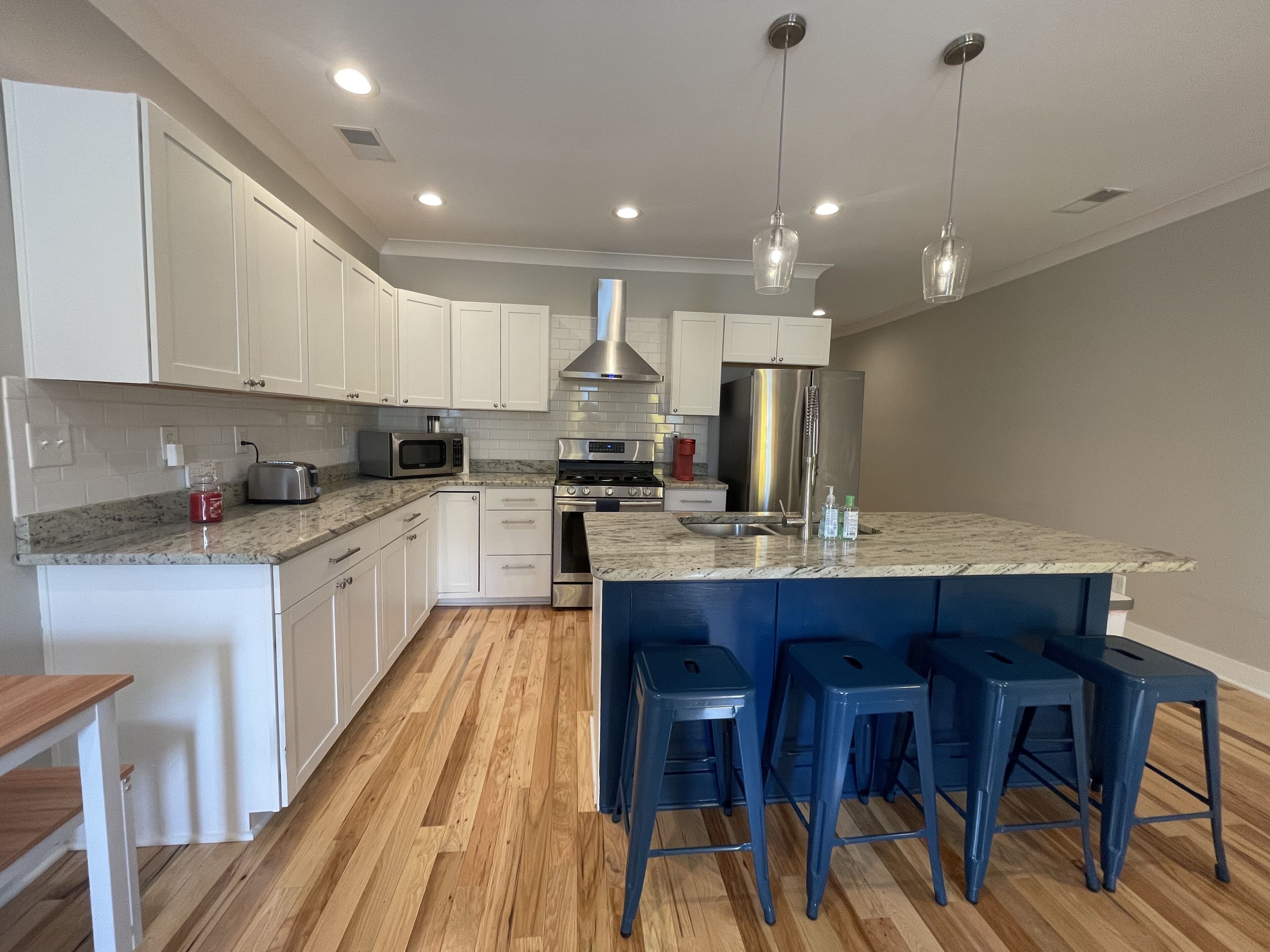 Bright, Cheery Home steps from Shops & Nightlife!