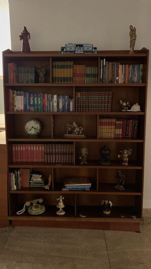 Library - pousada casa do claus (Brasília)