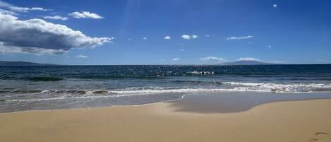 Playa en los alrededores, camastros y toallas de playa