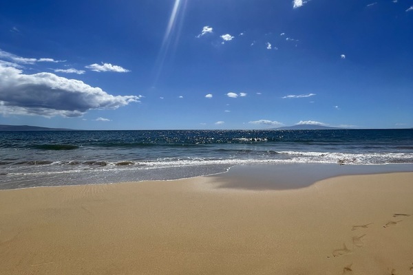 Beach nearby, sun-loungers, beach towels