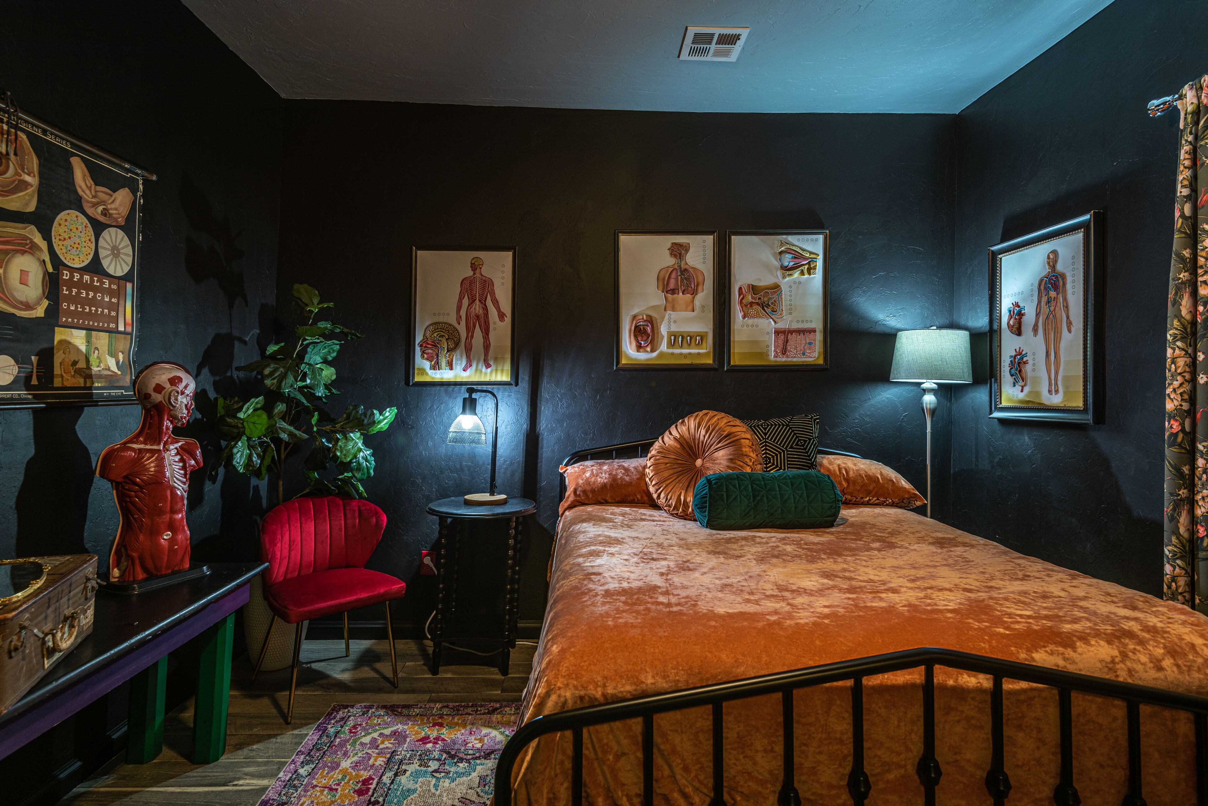 FUNKEE JUNKEE - Plaza District - Swimming Pool!