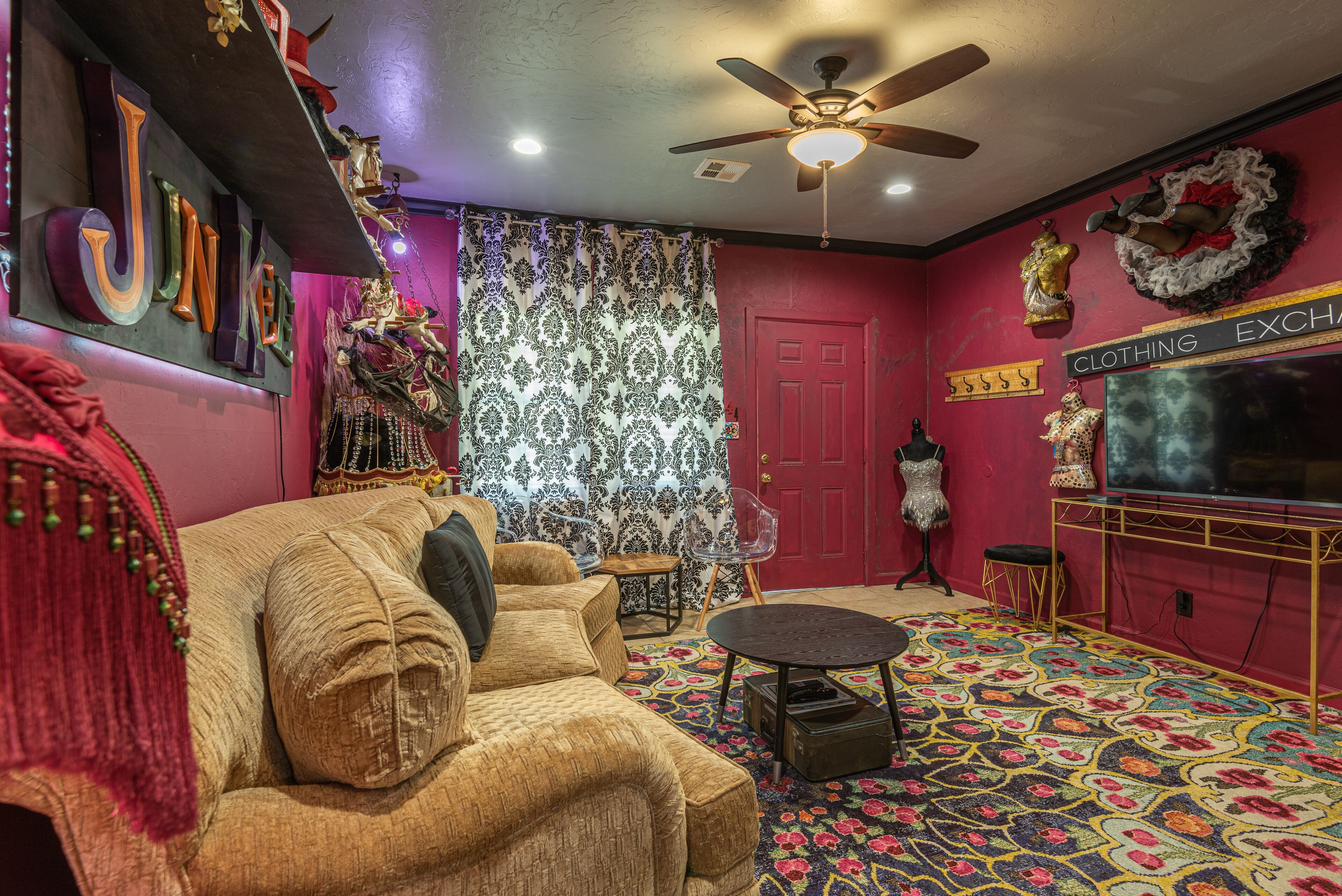 FUNKEE JUNKEE - Plaza District - Swimming Pool!