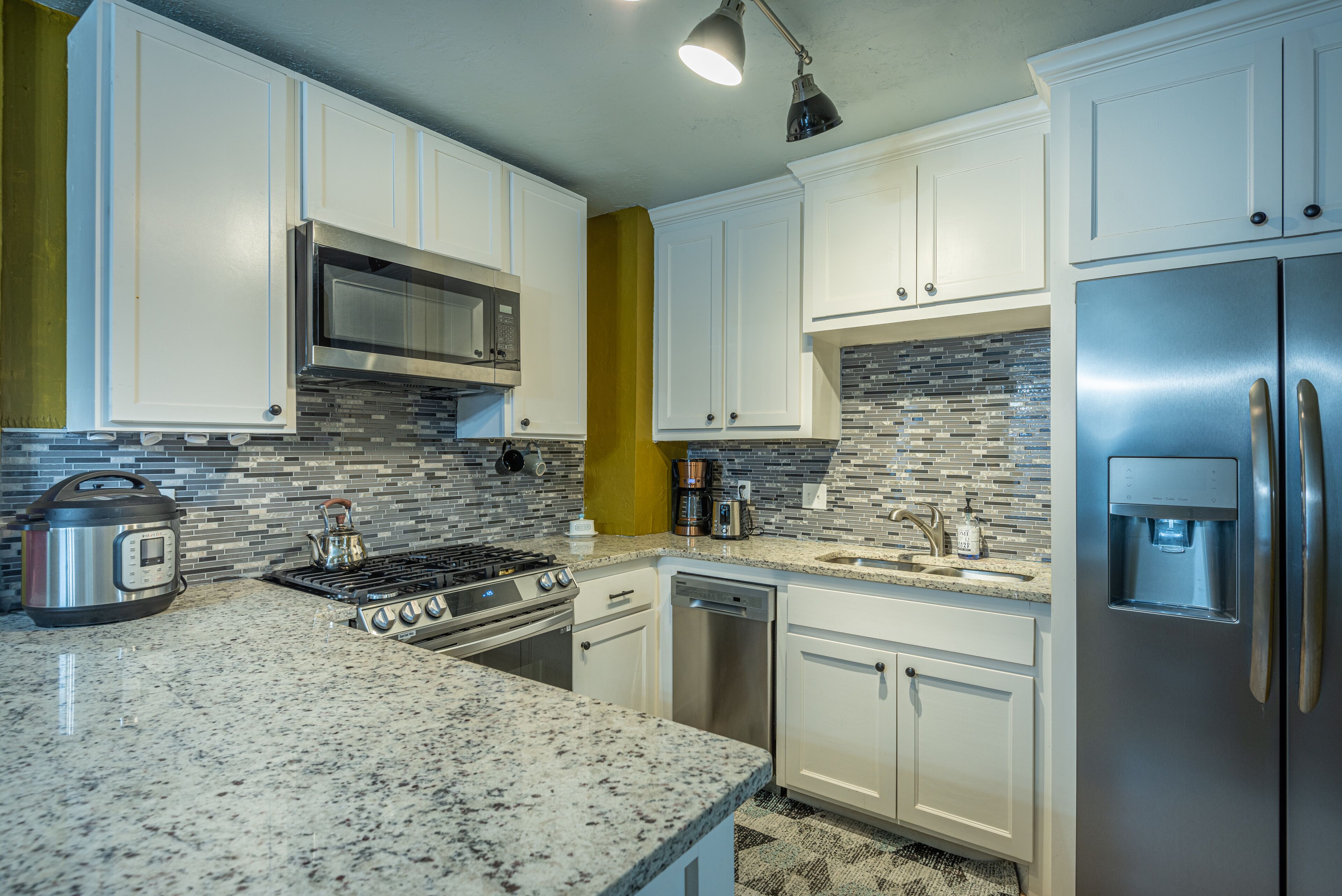 FUNKEE JUNKEE - Plaza District - Swimming Pool!