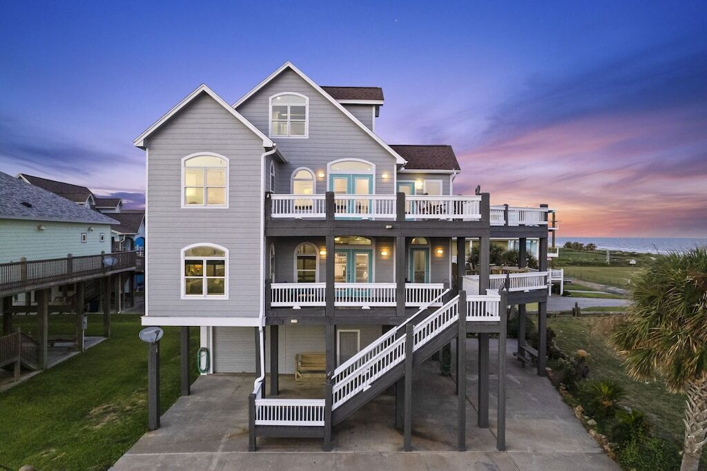 Turtle Time in your OWN shell at the beach! Sleeps 20!