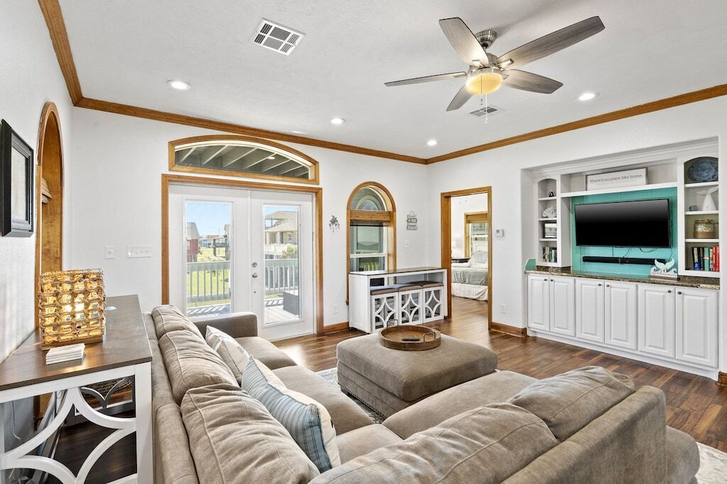 Turtle Time in your OWN shell at the beach! Sleeps 20!