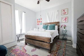 2 bedrooms, desk, iron/ironing board, free WiFi - Short Walk to Beach | Game Room | Pool Table (Galveston)