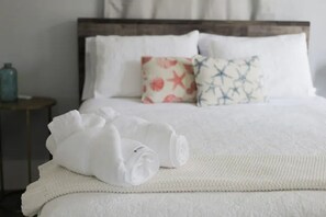 2 bedrooms, iron/ironing board, free WiFi, bed sheets - Cozy Retreat with Large Game Room. Only Minutes to the Beach and the Strand. (Galveston)