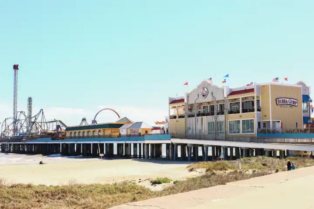 Beach nearby, sun loungers, beach towels